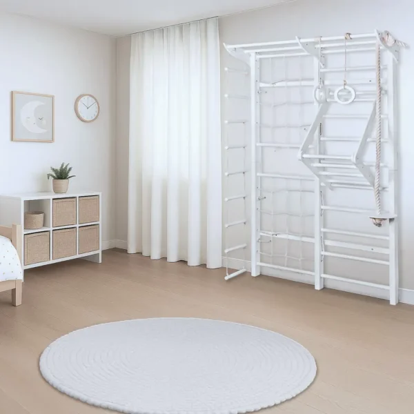 Kletterwand aus Holz für dein Kinderzimmer im schicken skandinavischen Stil