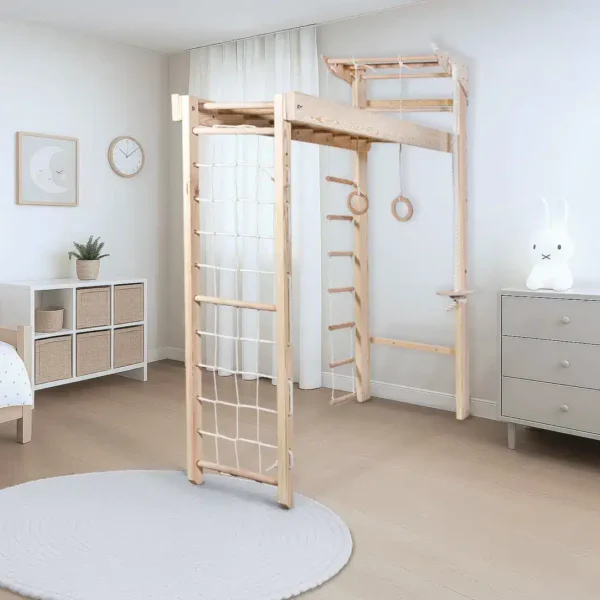 Kletterwand für Kinder aus Holz mit Hangelbrücke – Modell Tani im Kinderzimmer im ausgeklappten Zustand