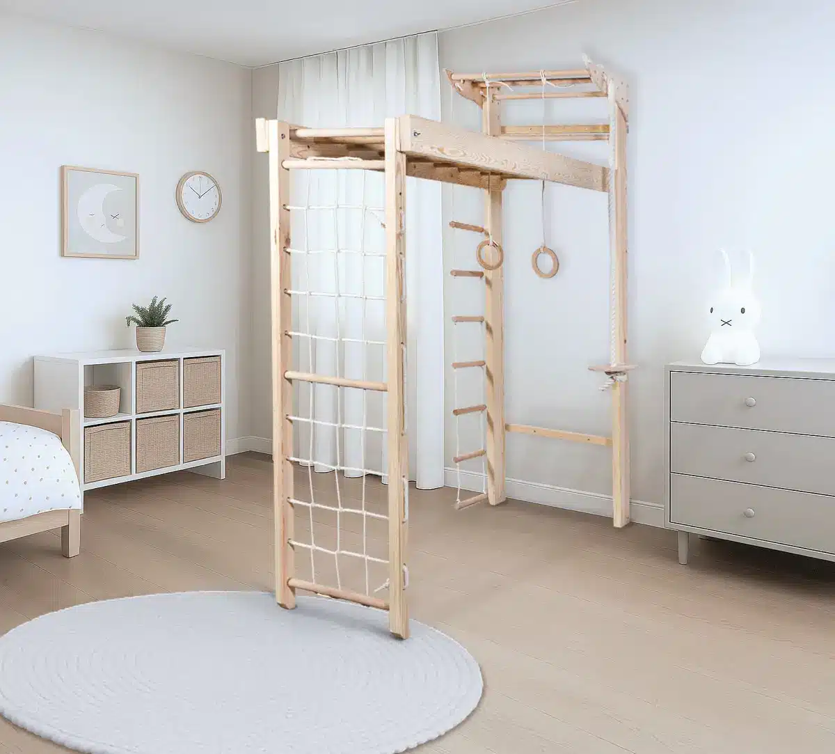 Kletterwand für Kinder aus Holz mit Hangelbrücke – Modell Tani im Kinderzimmer im ausgeklappten Zustand