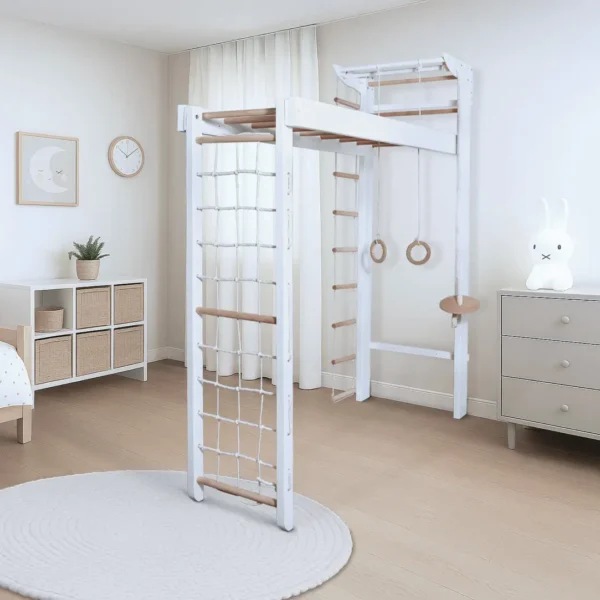Kletterwand für Kinder aus Holz mit Hangelbrücke – Modell Tani natur-weiss im Kinderzimmer im ausgeklappten Zustand mit optionaler Sitzscheibe
